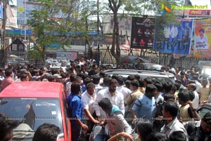 Baadshah Release Hungama at Sandhya 70mm