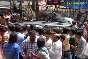 Baadshah Release Hungama at Sandhya 70mm