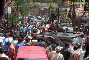 Baadshah Release Hungama at Sandhya 70mm