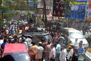 Baadshah Release Hungama at Sandhya 70mm