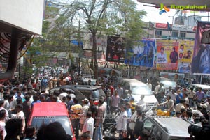 Baadshah Release Hungama at Sandhya 70mm