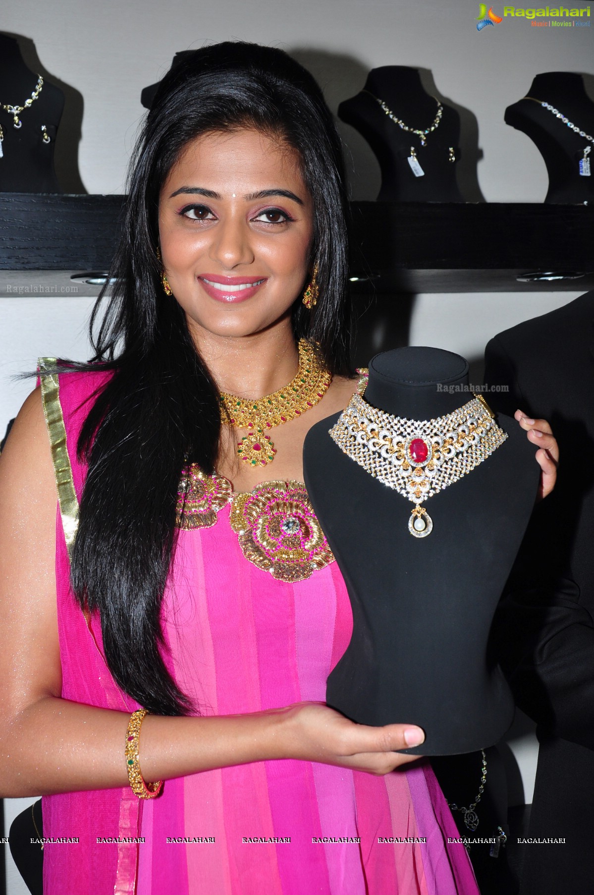 Priyamani inaugurates Jos Alukkas, Kukatpally, Hyderabad