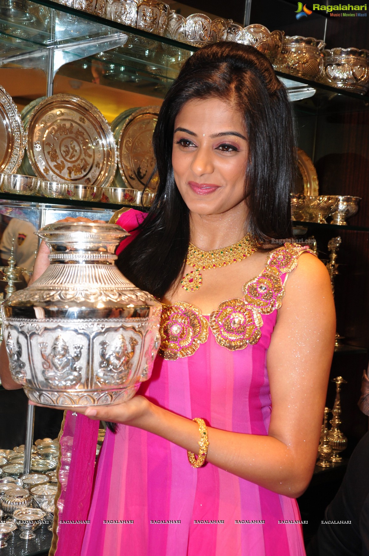 Priyamani inaugurates Jos Alukkas, Kukatpally, Hyderabad