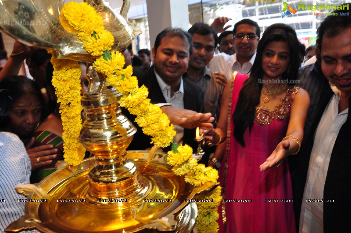 Priyamani inaugurates Jos Alukkas, Kukatpally, Hyderabad