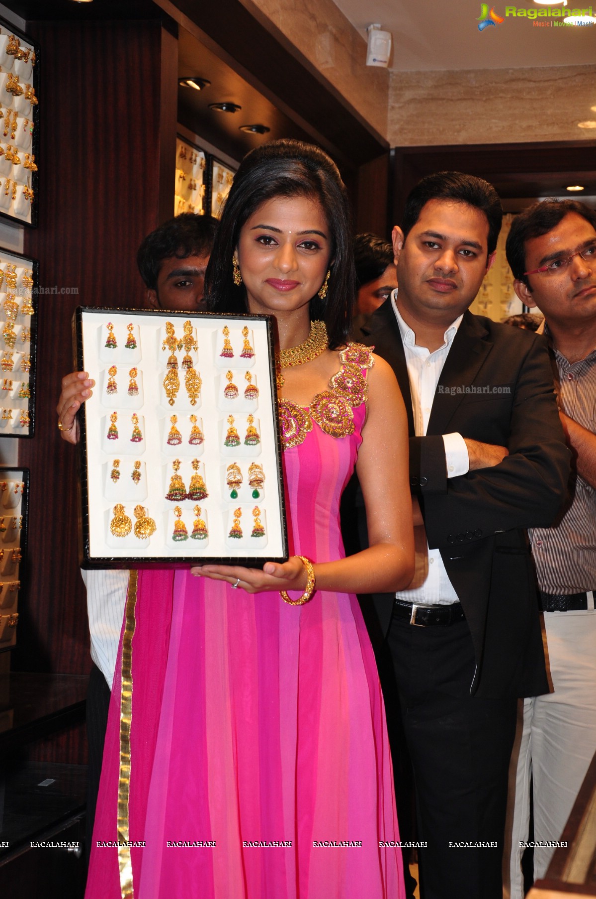 Priyamani inaugurates Jos Alukkas, Kukatpally, Hyderabad