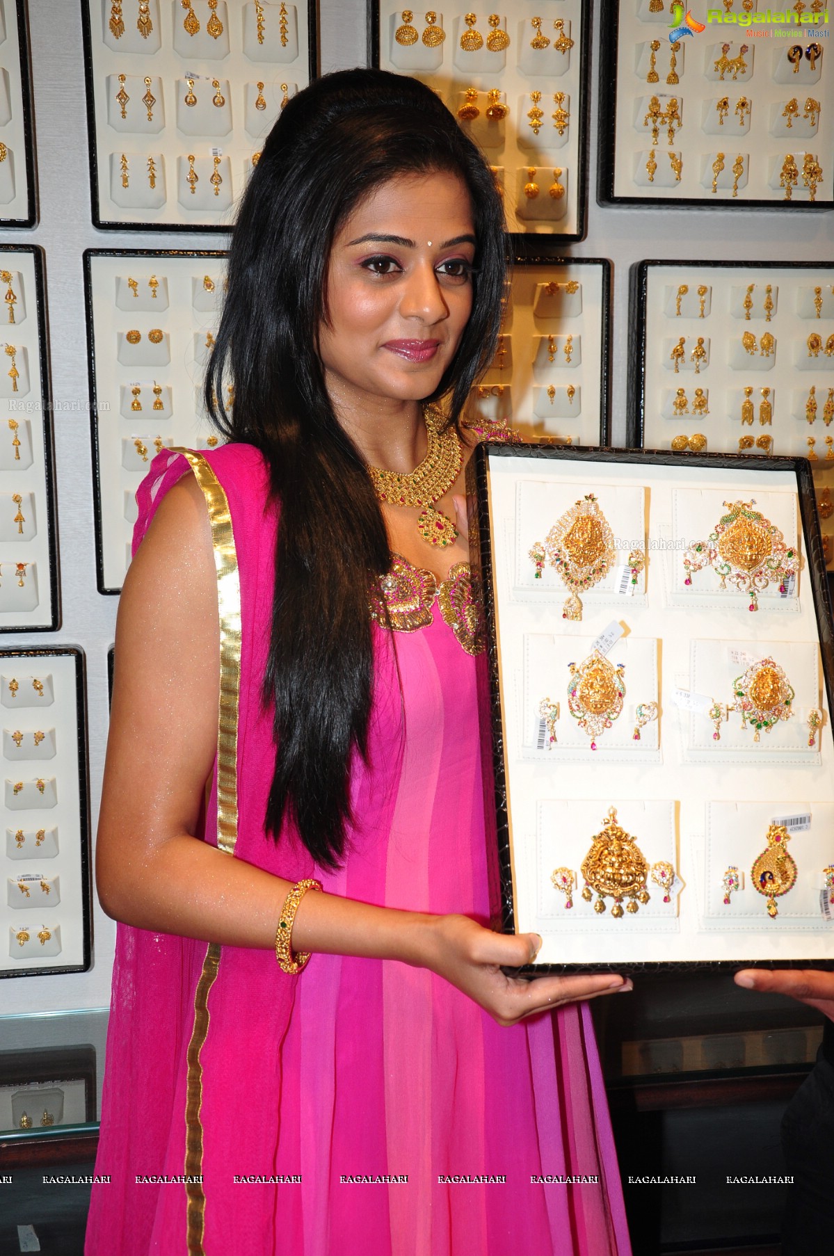 Priyamani inaugurates Jos Alukkas, Kukatpally, Hyderabad