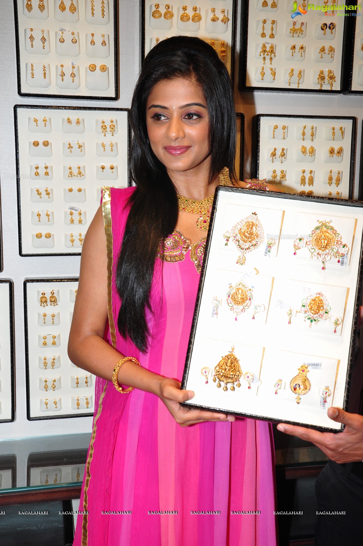 Priyamani inaugurates Jos Alukkas, Kukatpally, Hyderabad