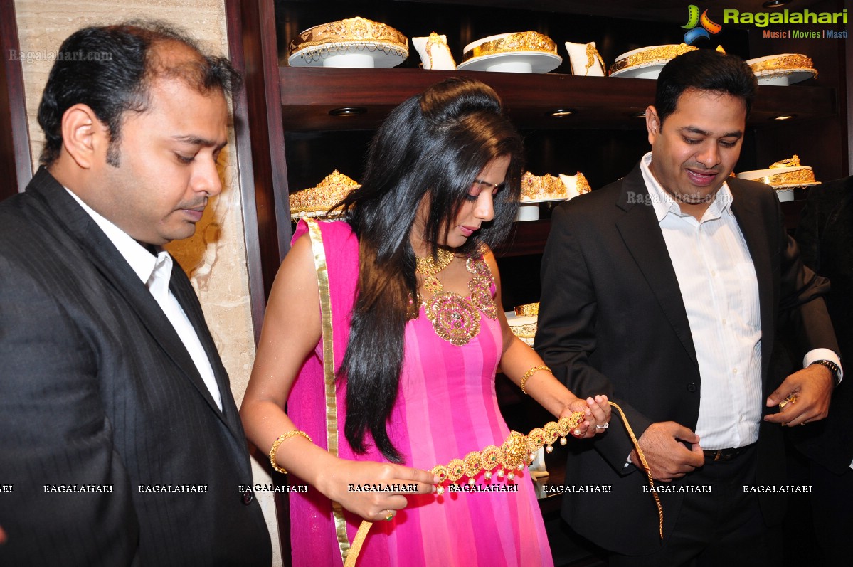 Priyamani inaugurates Jos Alukkas, Kukatpally, Hyderabad