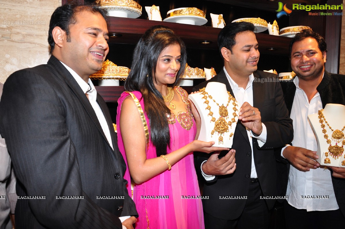 Priyamani inaugurates Jos Alukkas, Kukatpally, Hyderabad