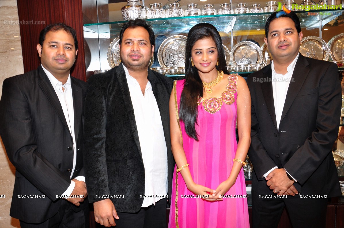 Priyamani inaugurates Jos Alukkas, Kukatpally, Hyderabad