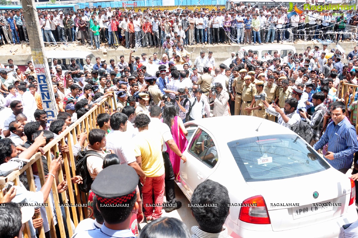 Priyamani inaugurates Jos Alukkas, Kukatpally, Hyderabad