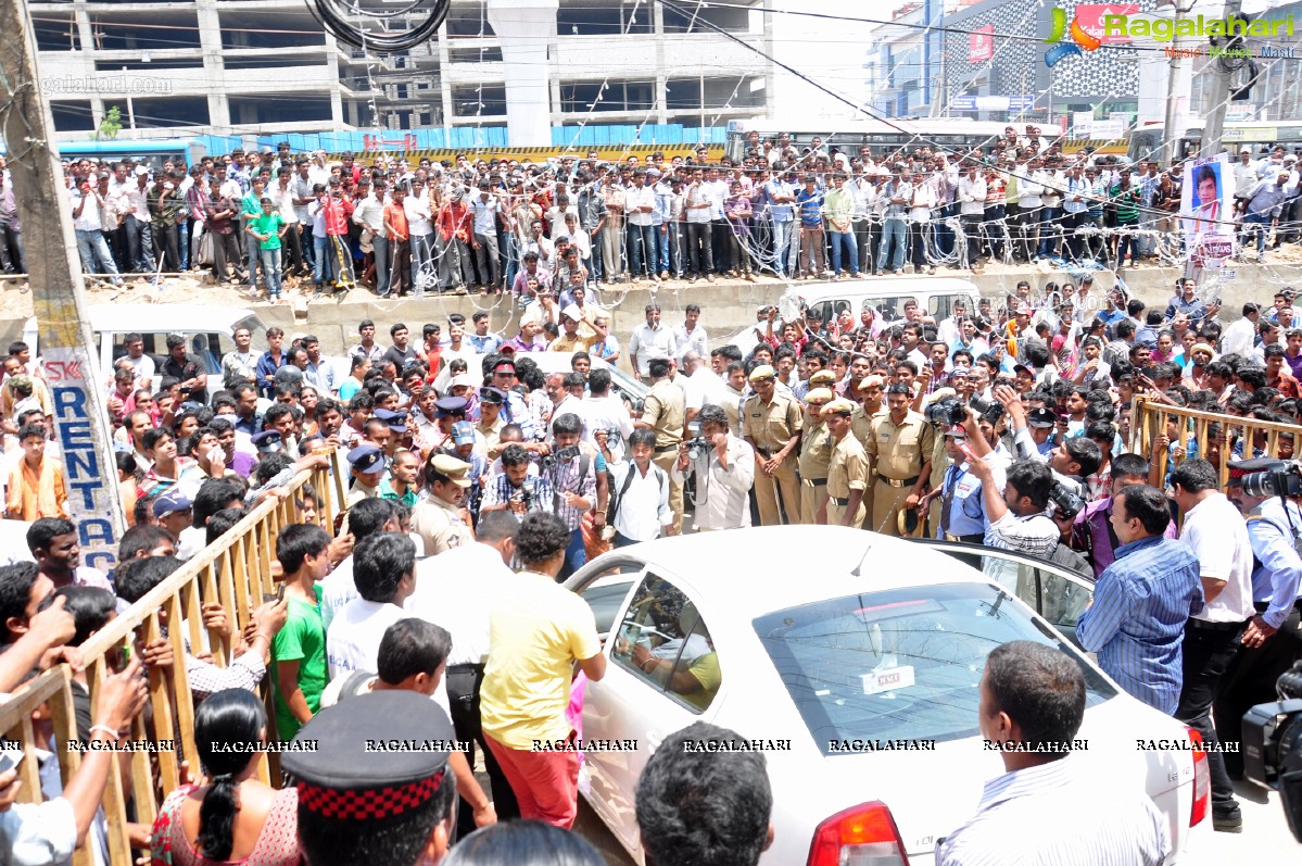 Priyamani inaugurates Jos Alukkas, Kukatpally, Hyderabad