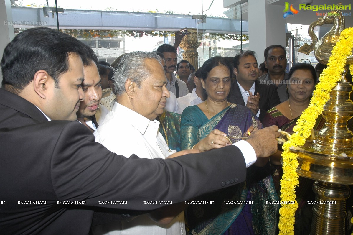 Priyamani inaugurates Jos Alukkas, Kukatpally, Hyderabad
