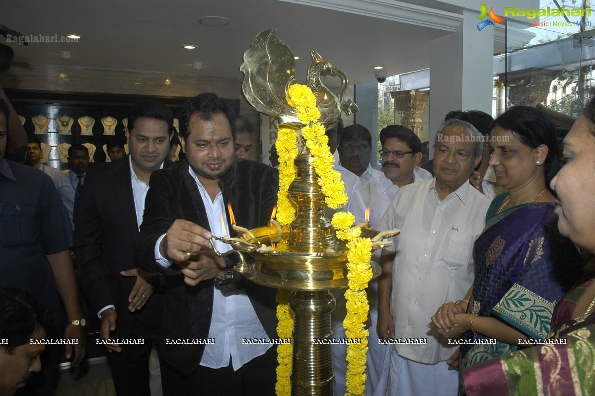 Priyamani inaugurates Jos Alukkas, Kukatpally, Hyderabad