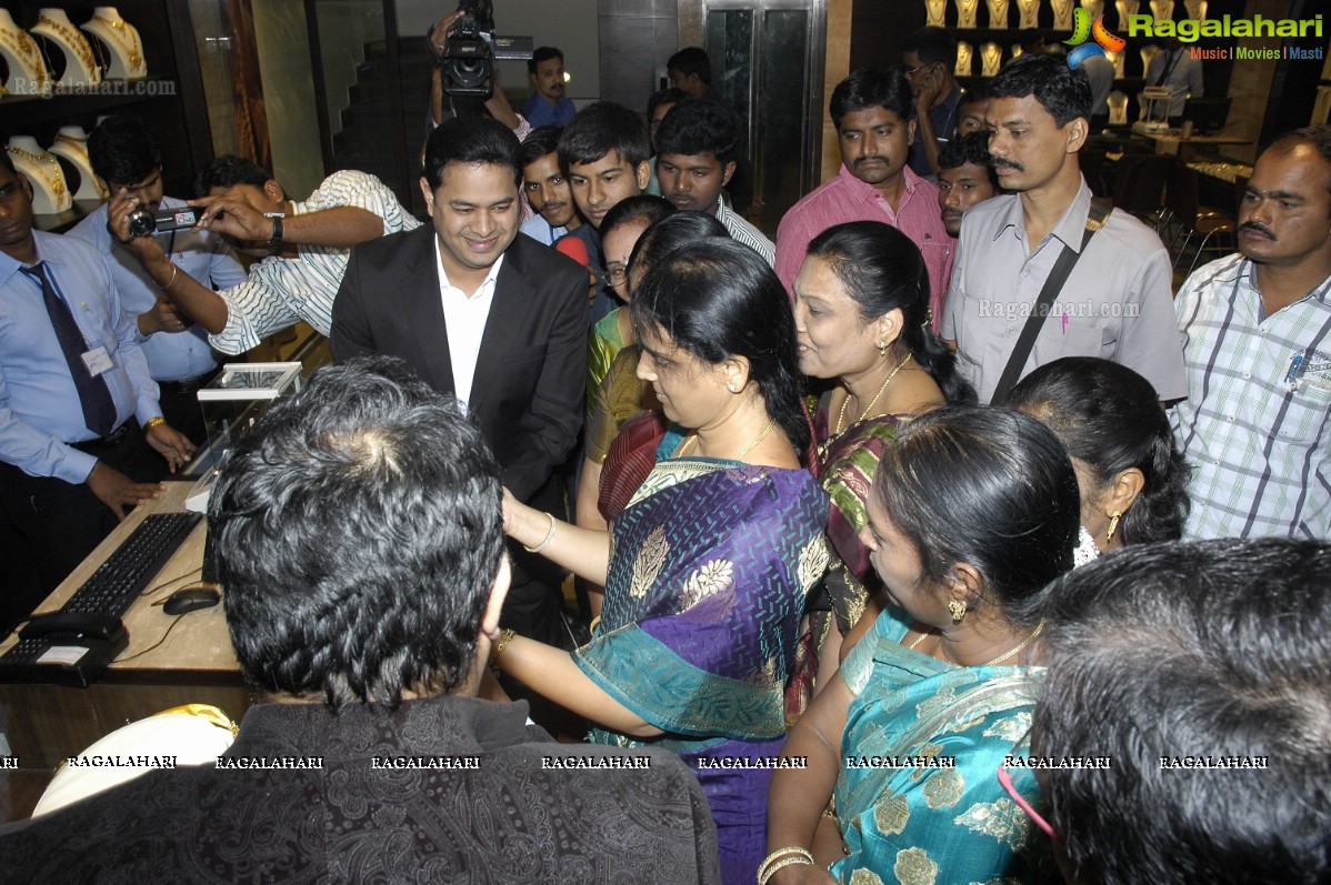 Priyamani inaugurates Jos Alukkas, Kukatpally, Hyderabad