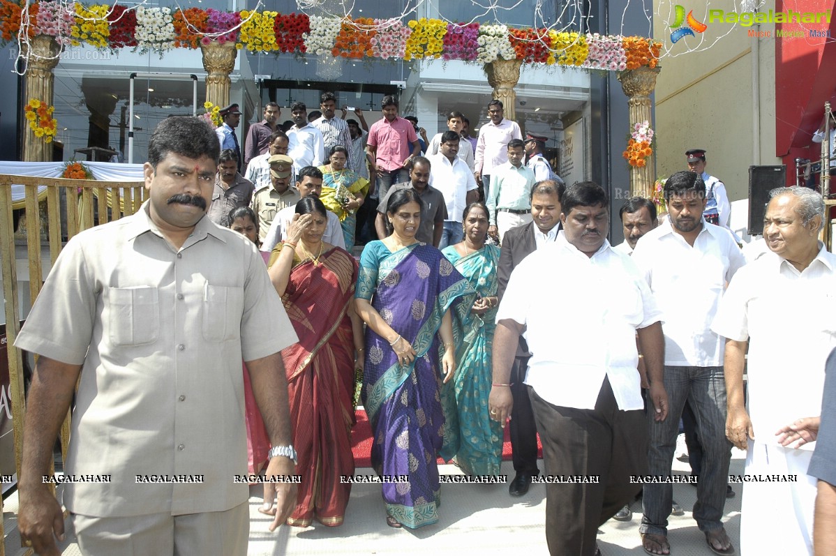 Priyamani inaugurates Jos Alukkas, Kukatpally, Hyderabad