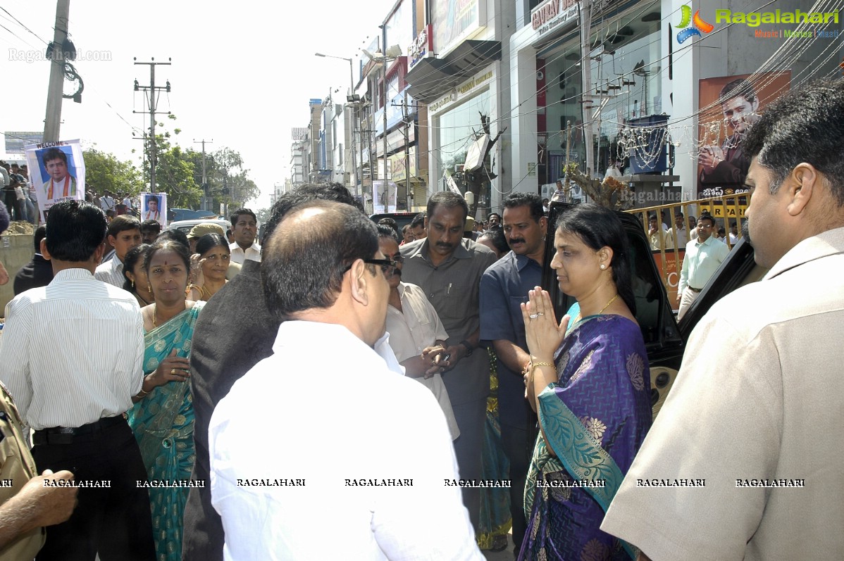 Priyamani inaugurates Jos Alukkas, Kukatpally, Hyderabad