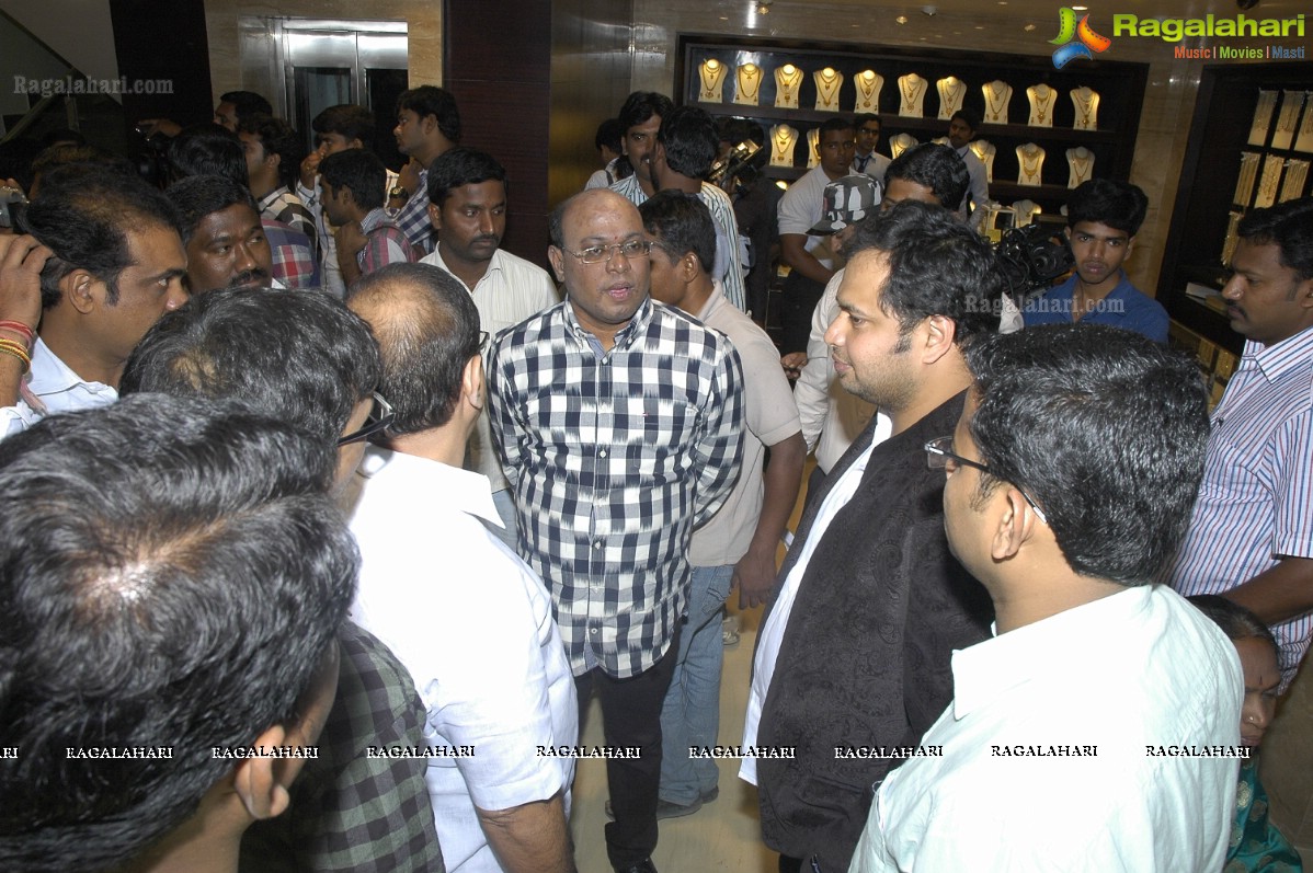 Priyamani inaugurates Jos Alukkas, Kukatpally, Hyderabad