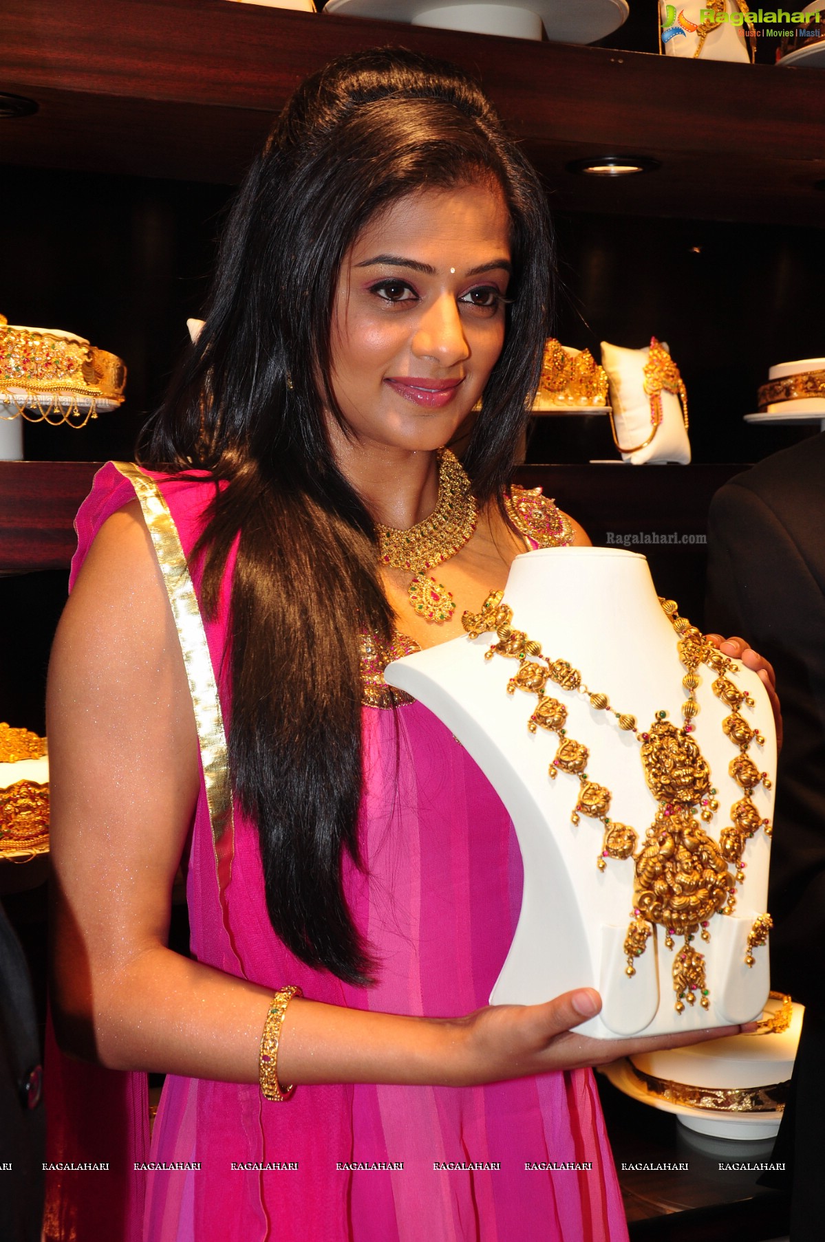 Priyamani inaugurates Jos Alukkas, Kukatpally, Hyderabad