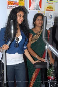 Kamna Jethmalani launches Hi-Tech Consumer fair 2013