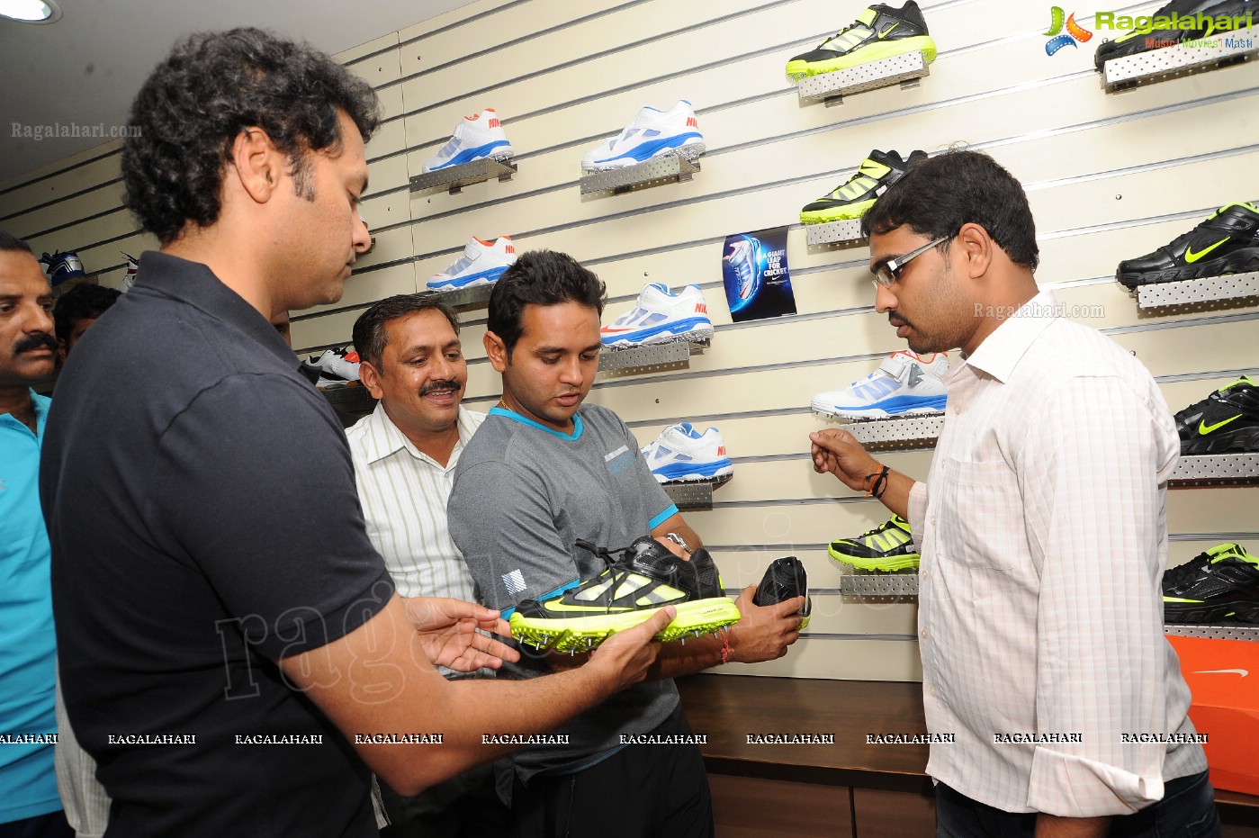 Parthiv Patel at Sachdev Sports, Hyderabad