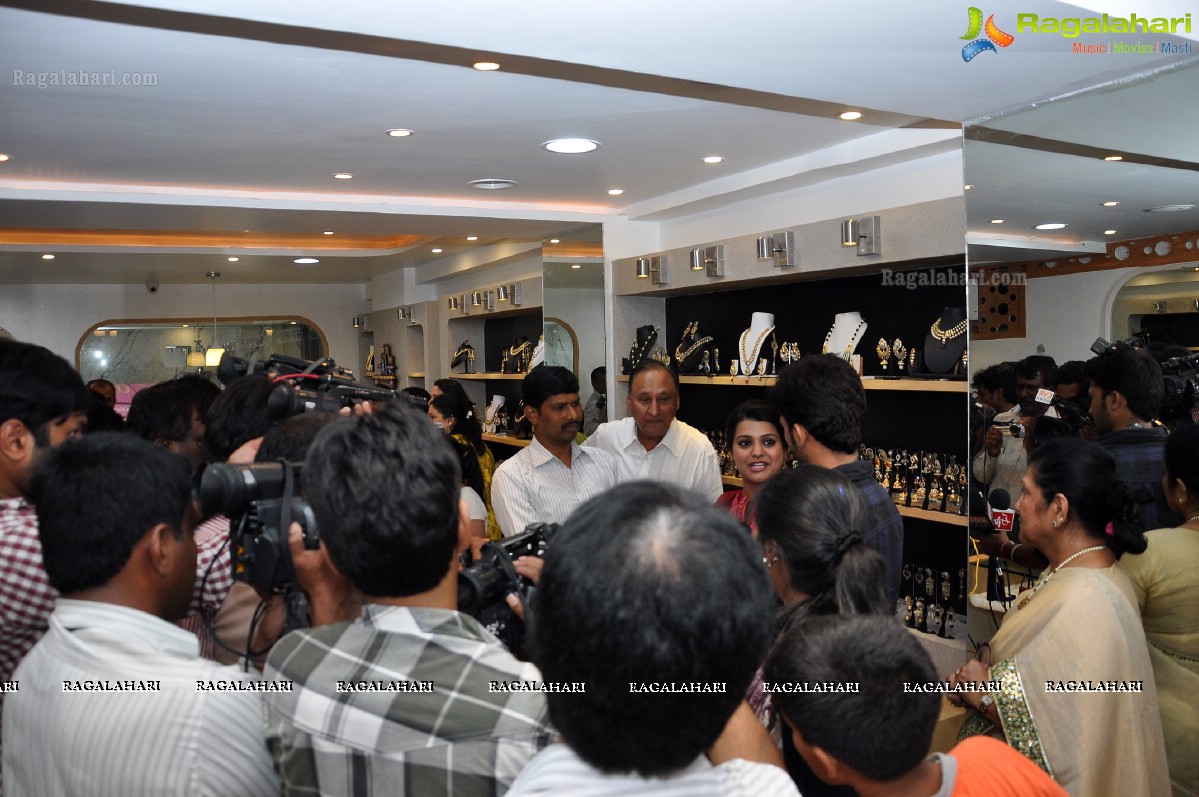 Tashu Kaushik launches Traditional Festive Collection and Ugadi Special Sale at Patny Jewels, Hyderabad