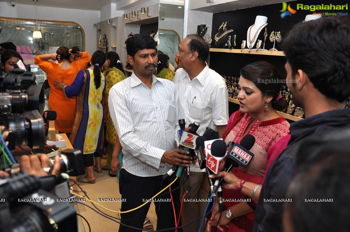 Tashu Kaushik launches Traditional Festive Collection and Ugadi Special Sale at Patny Jewels, Hyderabad