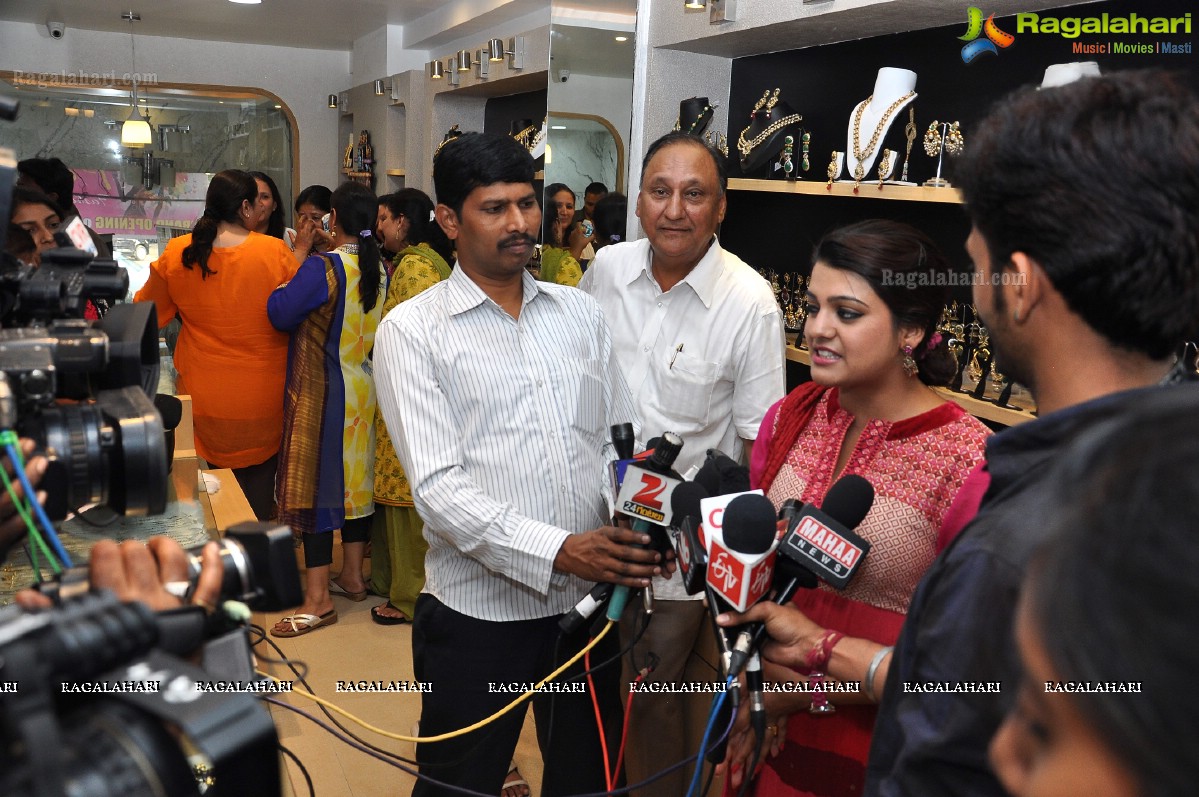 Tashu Kaushik launches Traditional Festive Collection and Ugadi Special Sale at Patny Jewels, Hyderabad