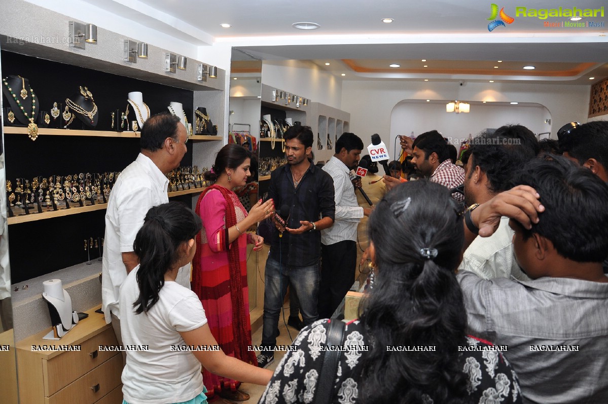 Tashu Kaushik launches Traditional Festive Collection and Ugadi Special Sale at Patny Jewels, Hyderabad