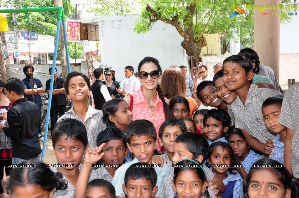 Shilpa Reddy and Nekkanti Sridevi launches Multimedia Classroom at Rajiv Vidya Mission, Hyderabad