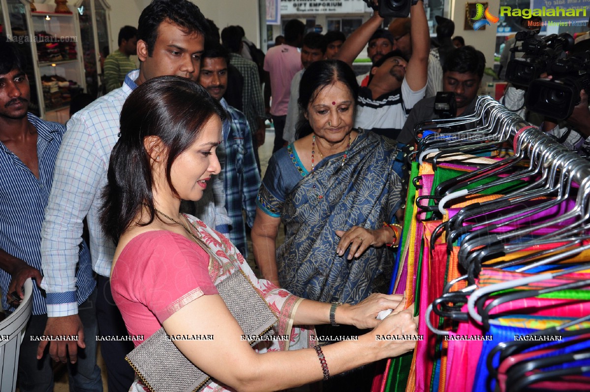 Amala, Jaysudha & Sridevi Neekanti launch Usha Raghunathan's Ugadi Collection at Singhanias Store