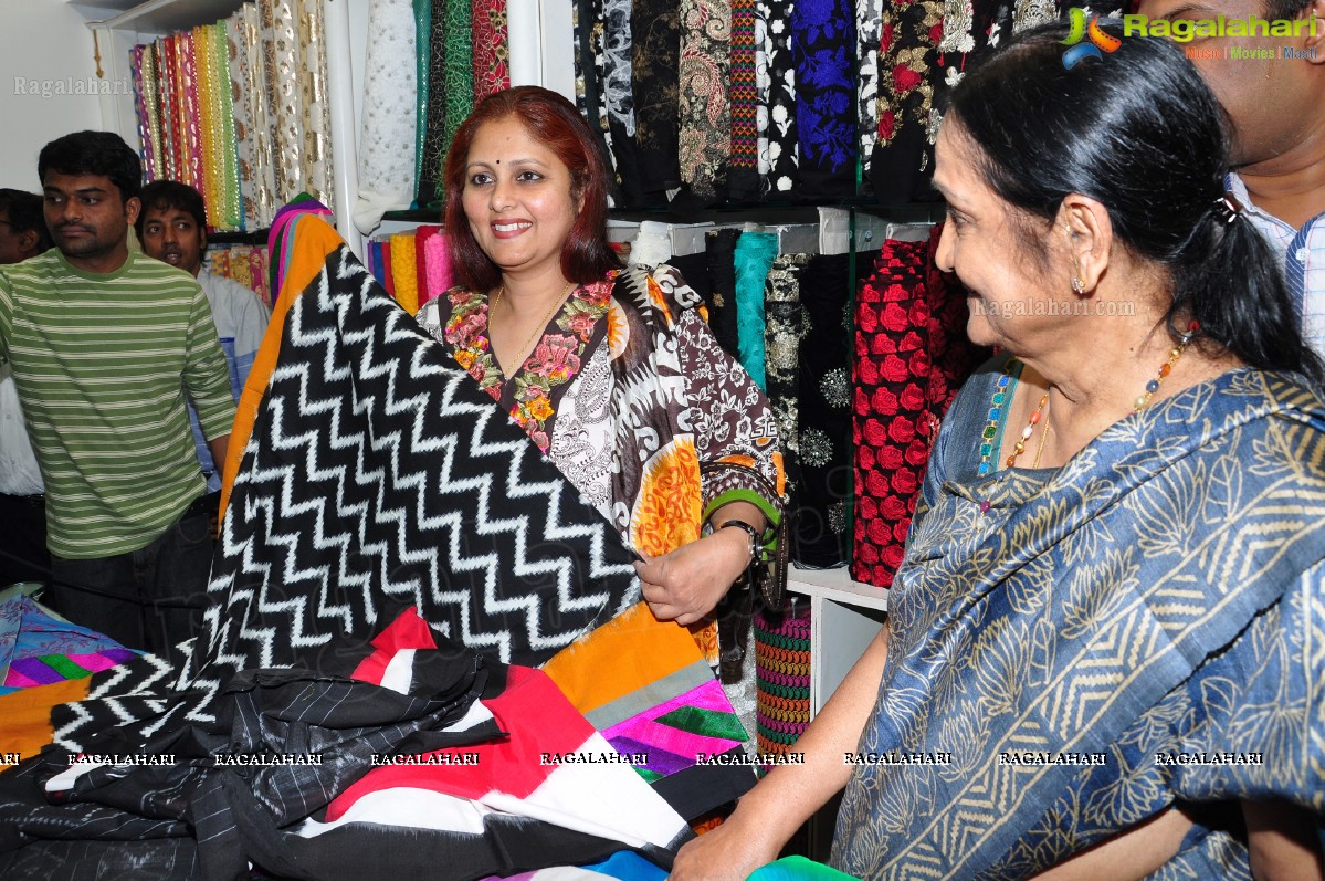 Amala, Jaysudha & Sridevi Neekanti launch Usha Raghunathan's Ugadi Collection at Singhanias Store