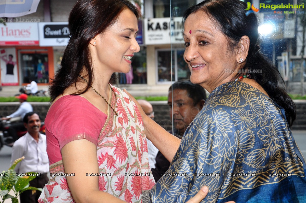 Amala, Jaysudha & Sridevi Neekanti launch Usha Raghunathan's Ugadi Collection at Singhanias Store