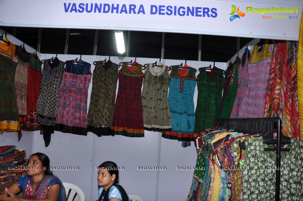 Srilekha inaugurates Vastra Varnam Expo 2013 at Sri Sathya Sai Nigamagamam, Hyderabad