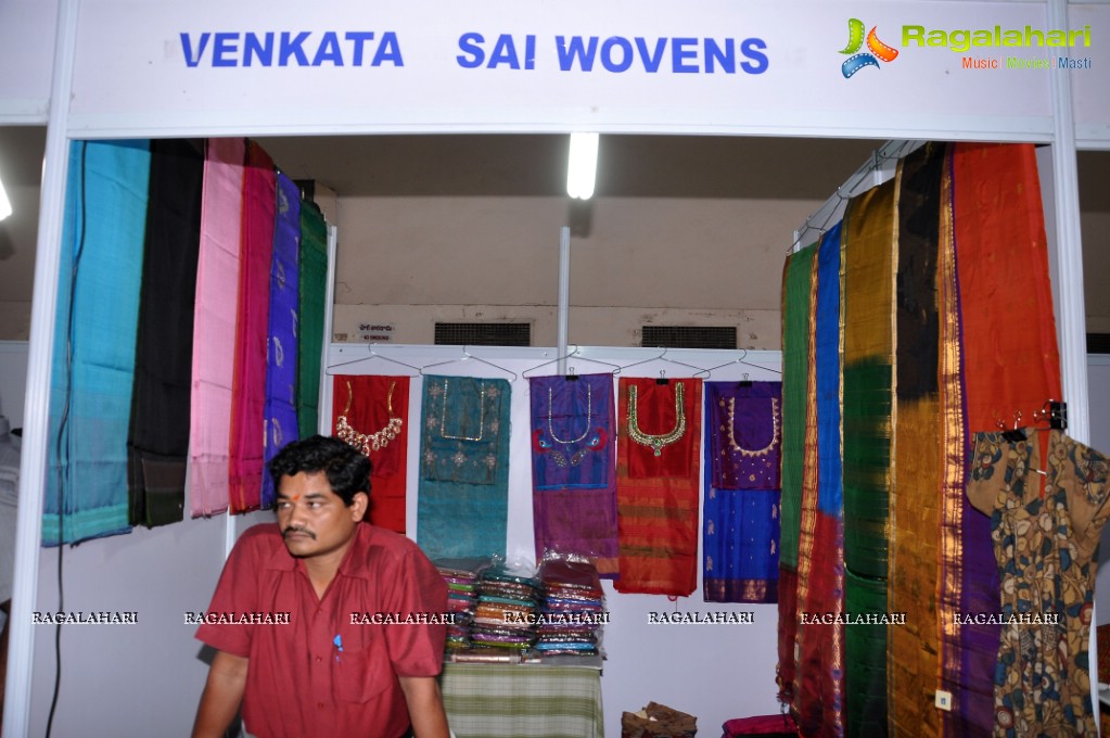 Srilekha inaugurates Vastra Varnam Expo 2013 at Sri Sathya Sai Nigamagamam, Hyderabad