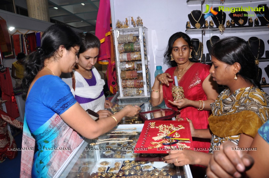 Srilekha inaugurates Vastra Varnam Expo 2013 at Sri Sathya Sai Nigamagamam, Hyderabad