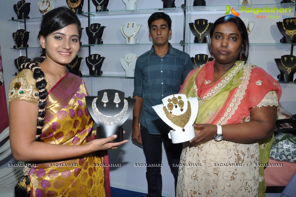 Swathi inaugurates Trendz Wedding & Life Style Expo 2013