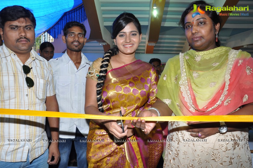 Swathi inaugurates Trendz Wedding & Life Style Expo 2013