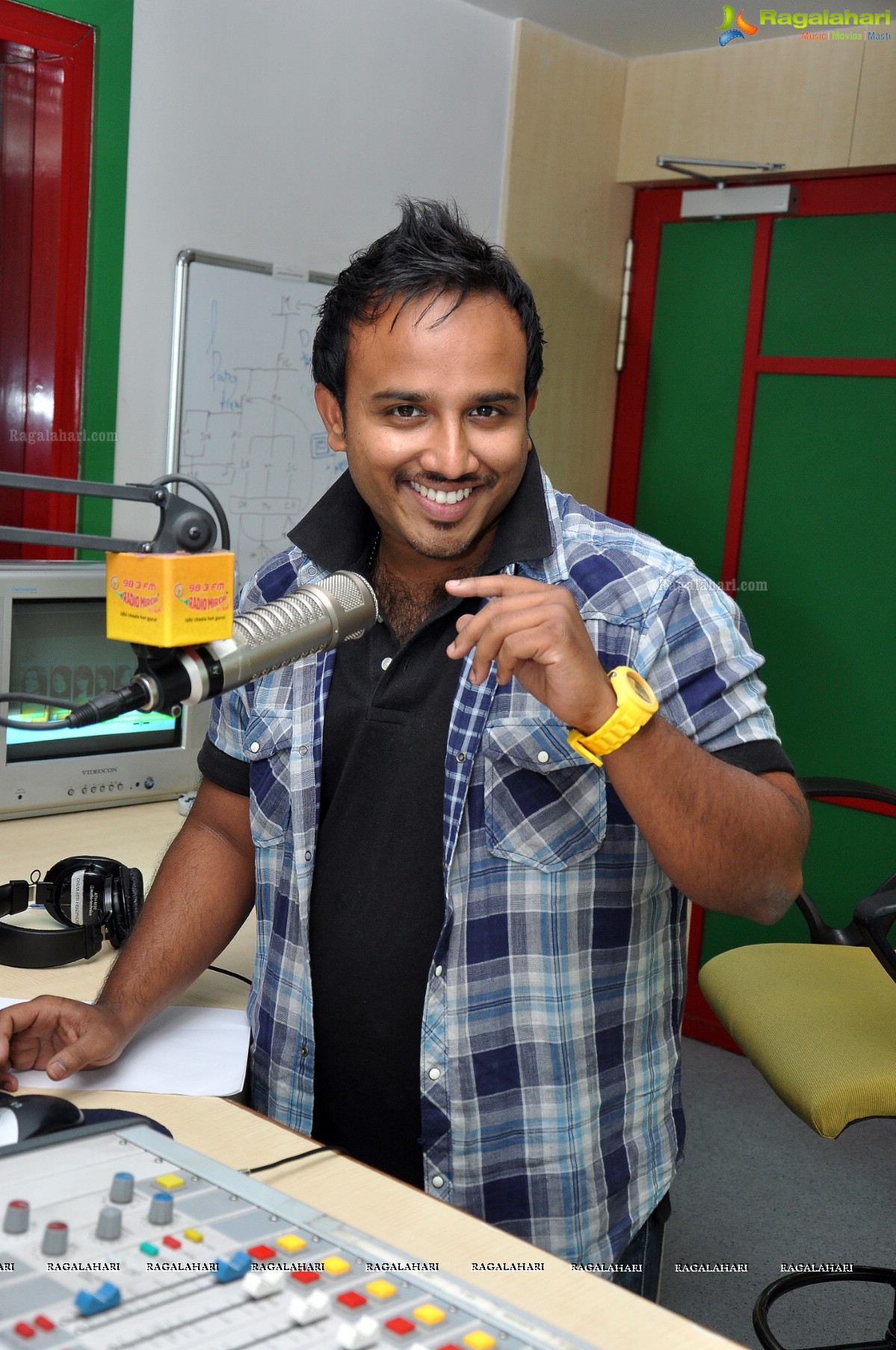 Tashu Kaushik at Mirchi Studios, Hyderabad