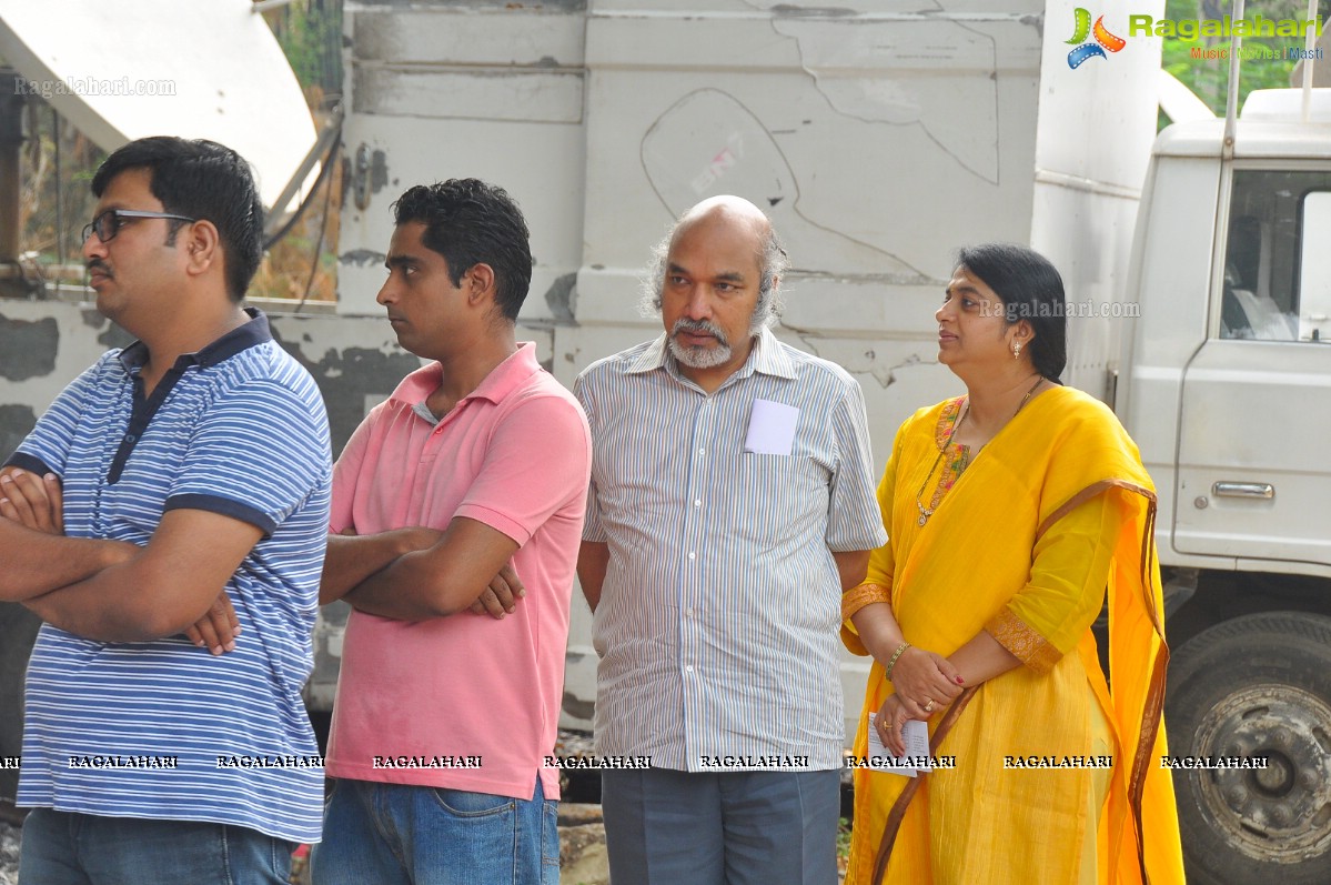 Balakrishna-Nagarjuna casts their votes at Filmnagar Club, Hyderabad	