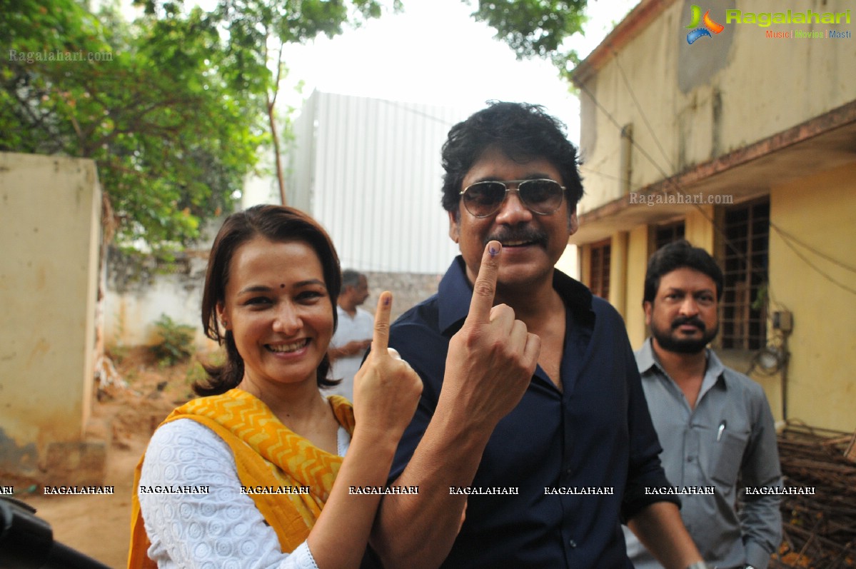 Balakrishna-Nagarjuna casts their votes at Filmnagar Club, Hyderabad	