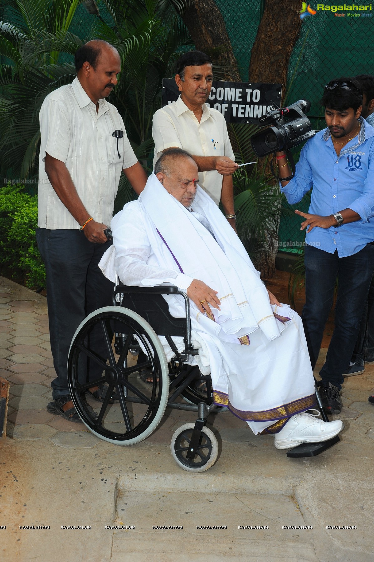 Chiranjeevi casts his vote at Jubilee Hills Club, Hyderabad