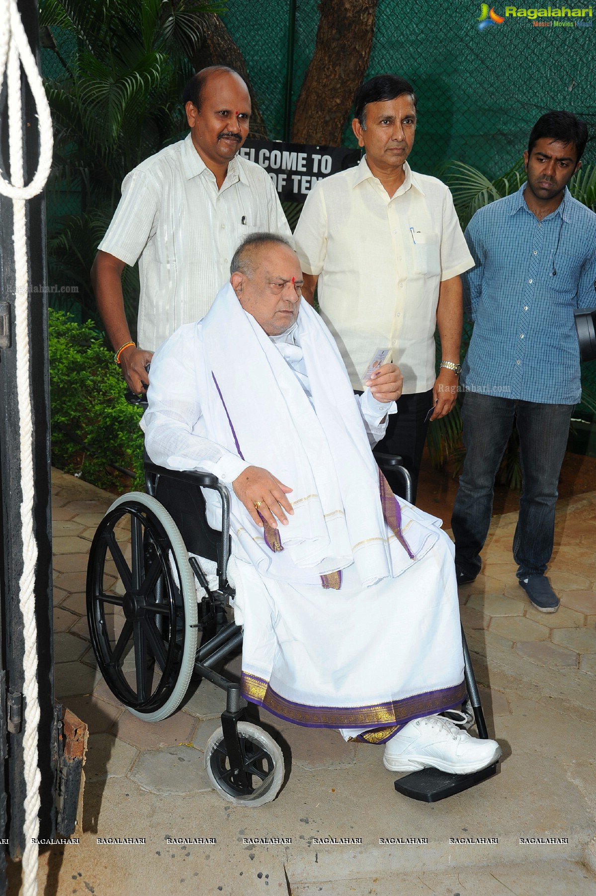 Chiranjeevi casts his vote at Jubilee Hills Club, Hyderabad