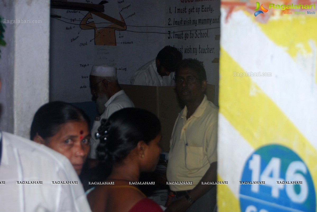 Pawan Kalyan casts his vote at Gayatri Hills, Hyderabad