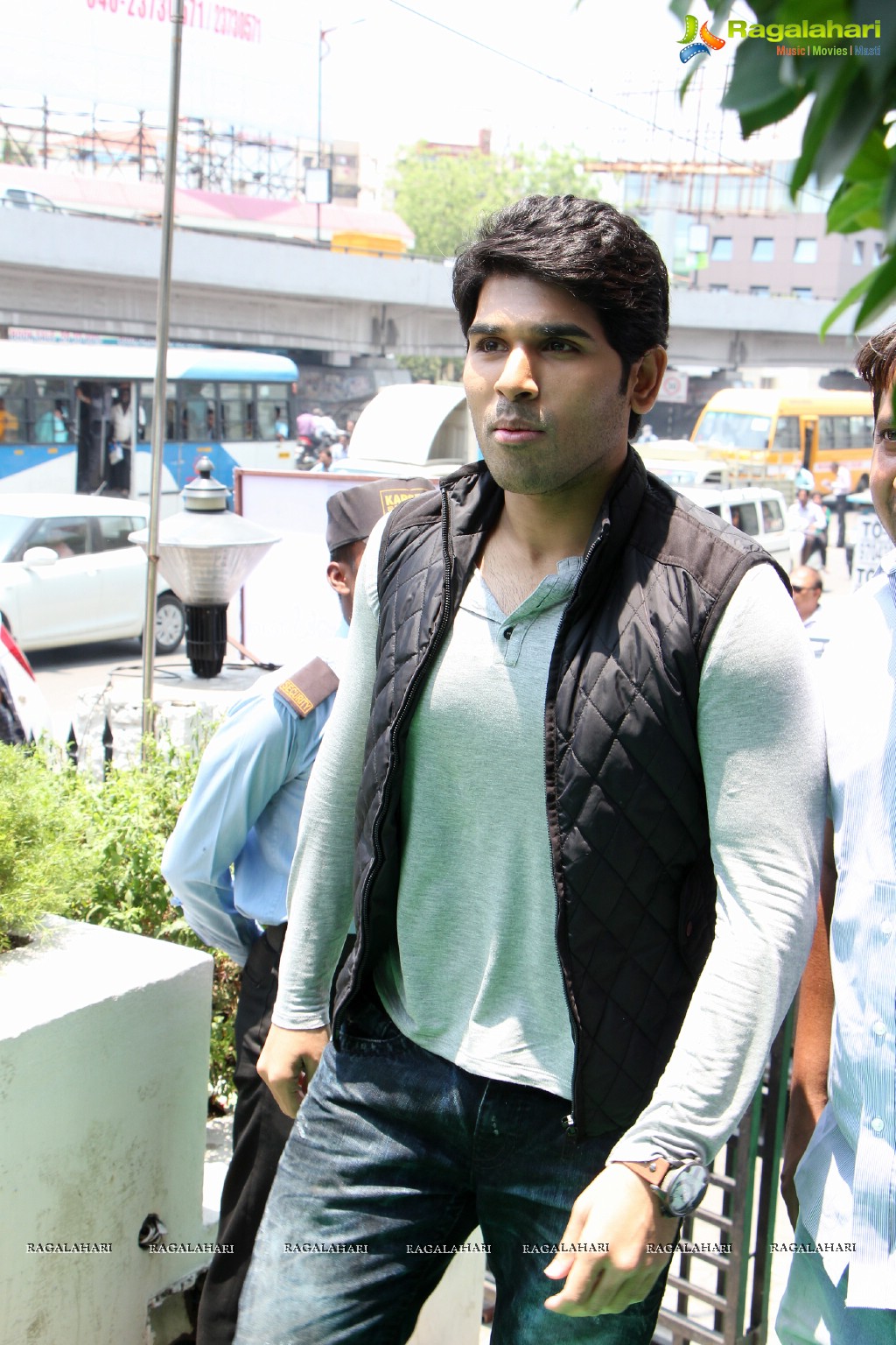 Allu Sirish launches Exclusive Offer on Blackberry Z10 at Lot Mobiles, Hyderabad