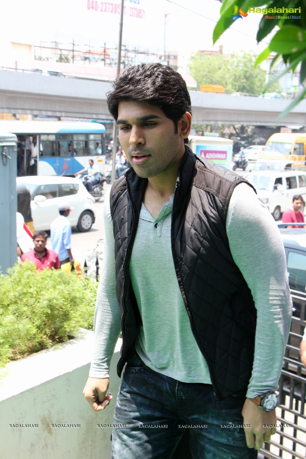 Allu Sirish launches Exclusive Offer on Blackberry Z10 at Lot Mobiles, Hyderabad