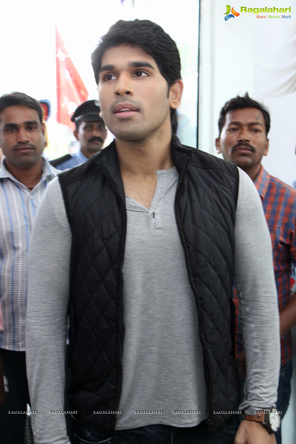 Allu Sirish launches Exclusive Offer on Blackberry Z10 at Lot Mobiles, Hyderabad