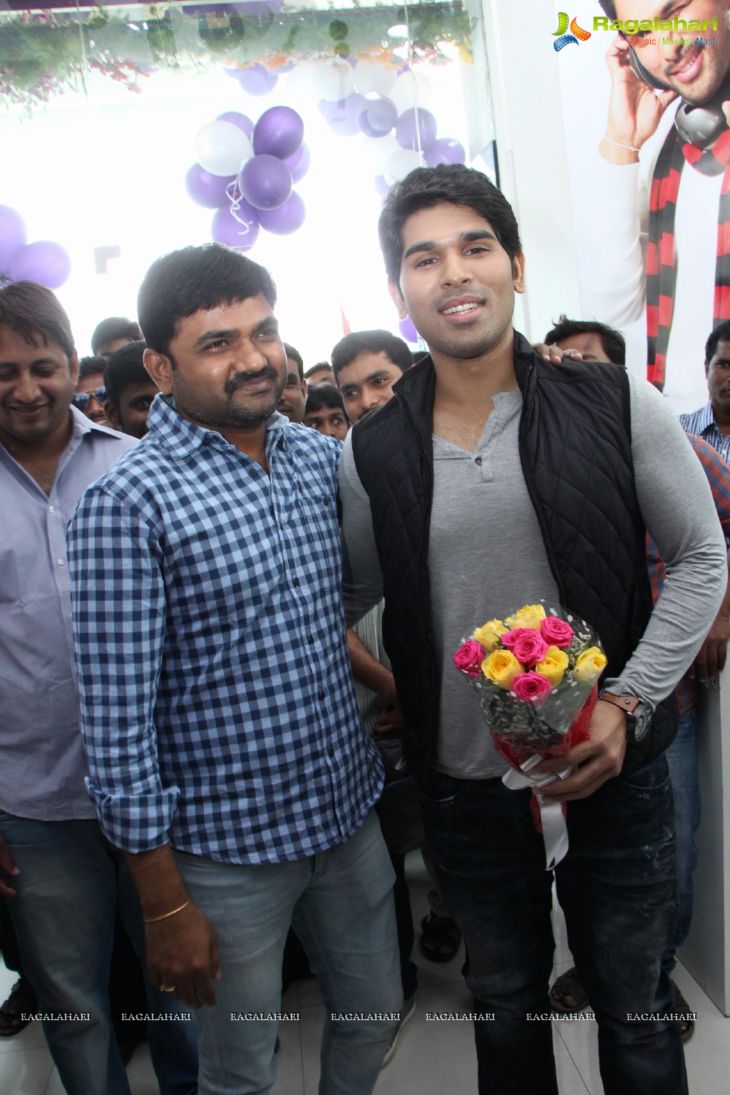 Allu Sirish launches Exclusive Offer on Blackberry Z10 at Lot Mobiles, Hyderabad