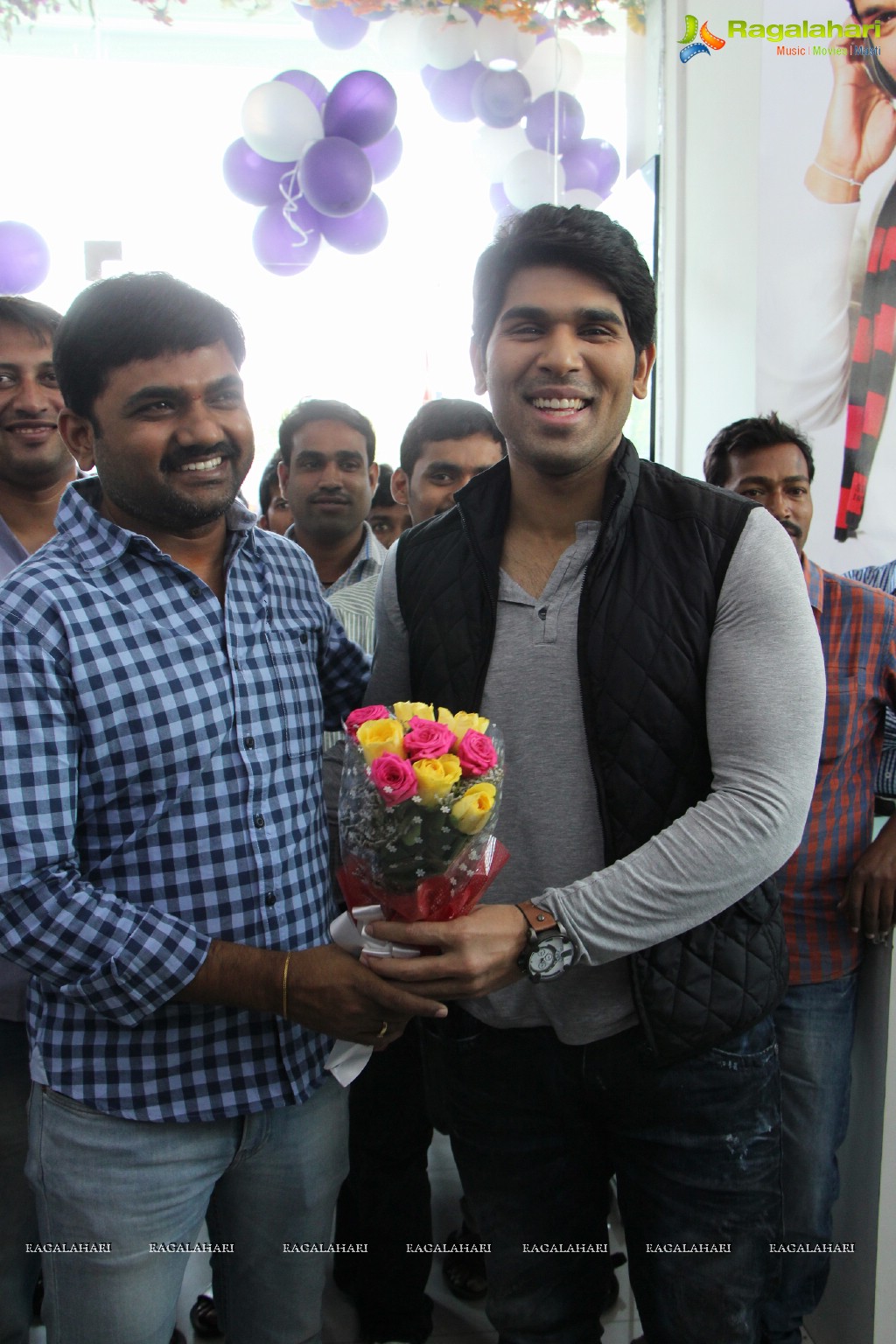 Allu Sirish launches Exclusive Offer on Blackberry Z10 at Lot Mobiles, Hyderabad