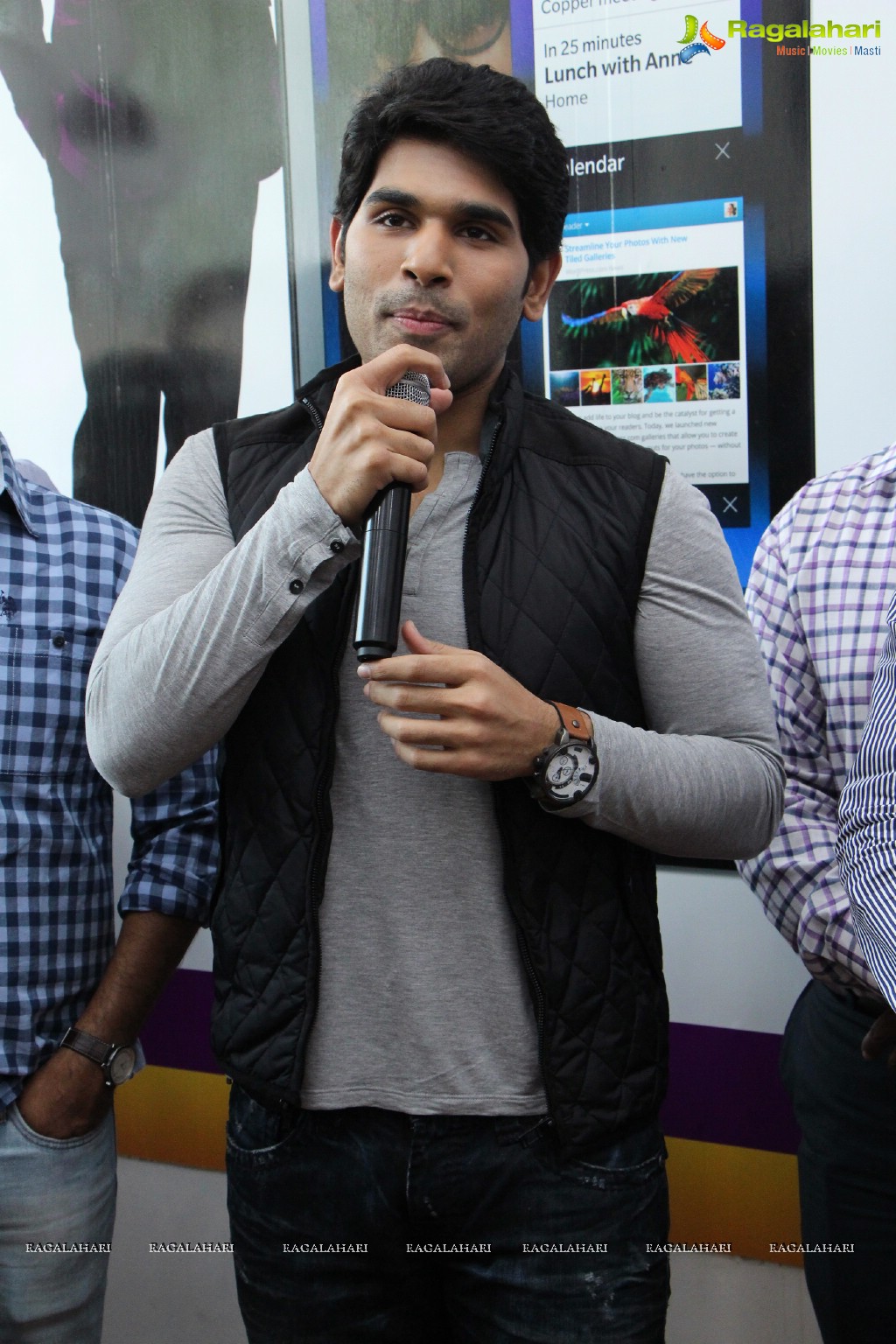 Allu Sirish launches Exclusive Offer on Blackberry Z10 at Lot Mobiles, Hyderabad